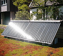Solarkollektoren auf einem begr�nten Flachdach